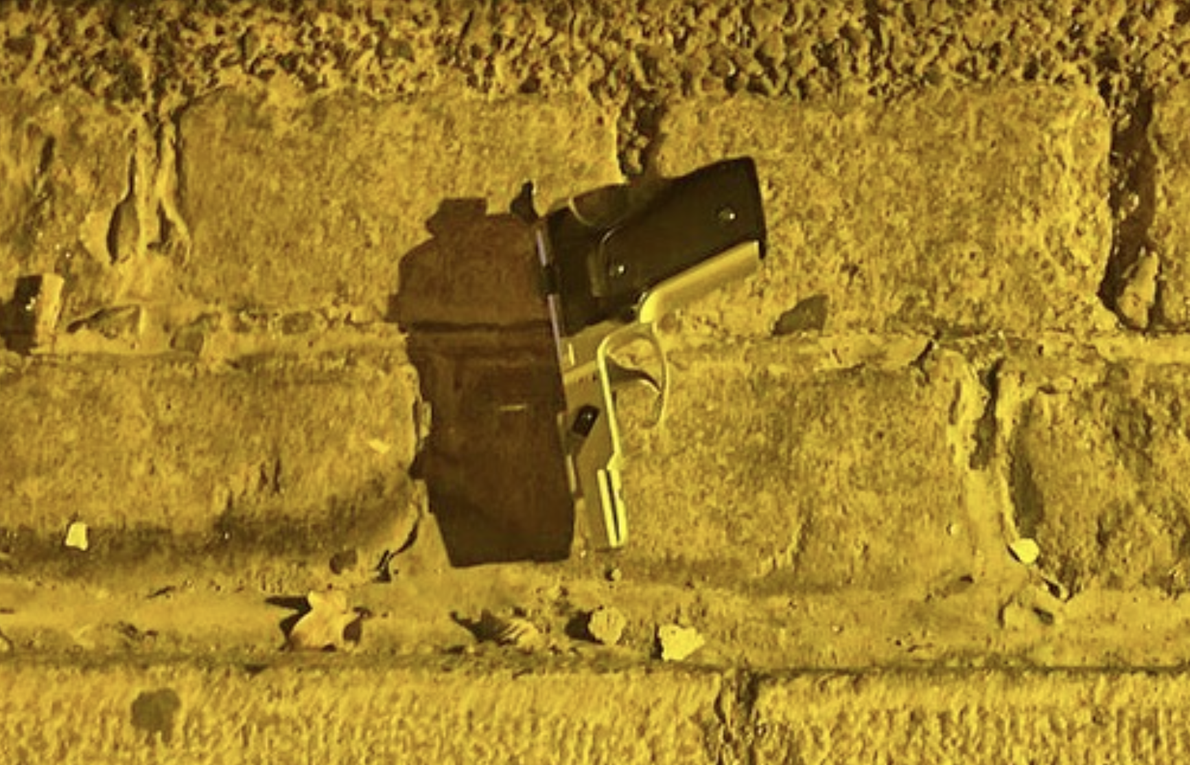 Pistola simulada utilizada por los atracadores.