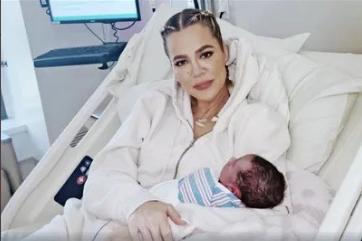 Khloé Kardashian con el bebé del vientre de alquiler.