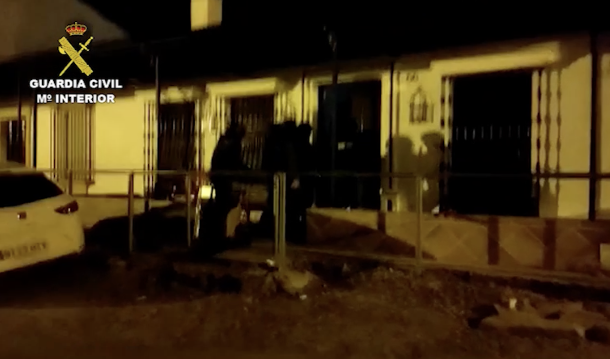 14.380 kilos de hachís de Sanlúcar a la Aldea de El Rocío. En la imagen, uno de los registros de la Guardia Civil dentro de esta operación antidroga.