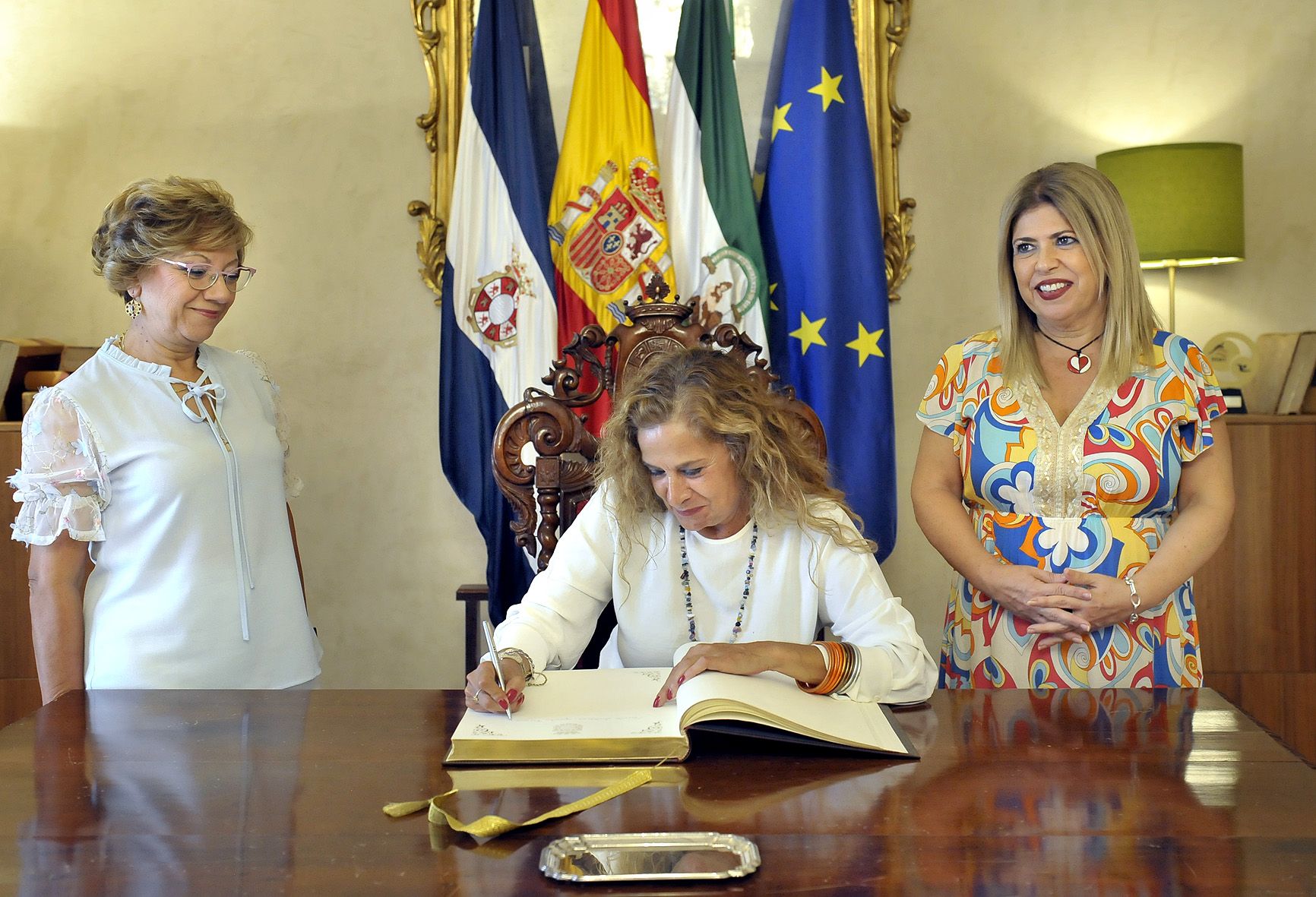 Carmela Silva ha recibido de manos de la Asociación #MujeresImparables el premio concedido por la citada red profesional de mujeres a la institución provincial que preside.