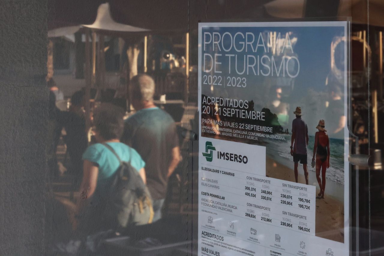 Imagen de archivo de una agencia anunciando los viajes del Imserso.