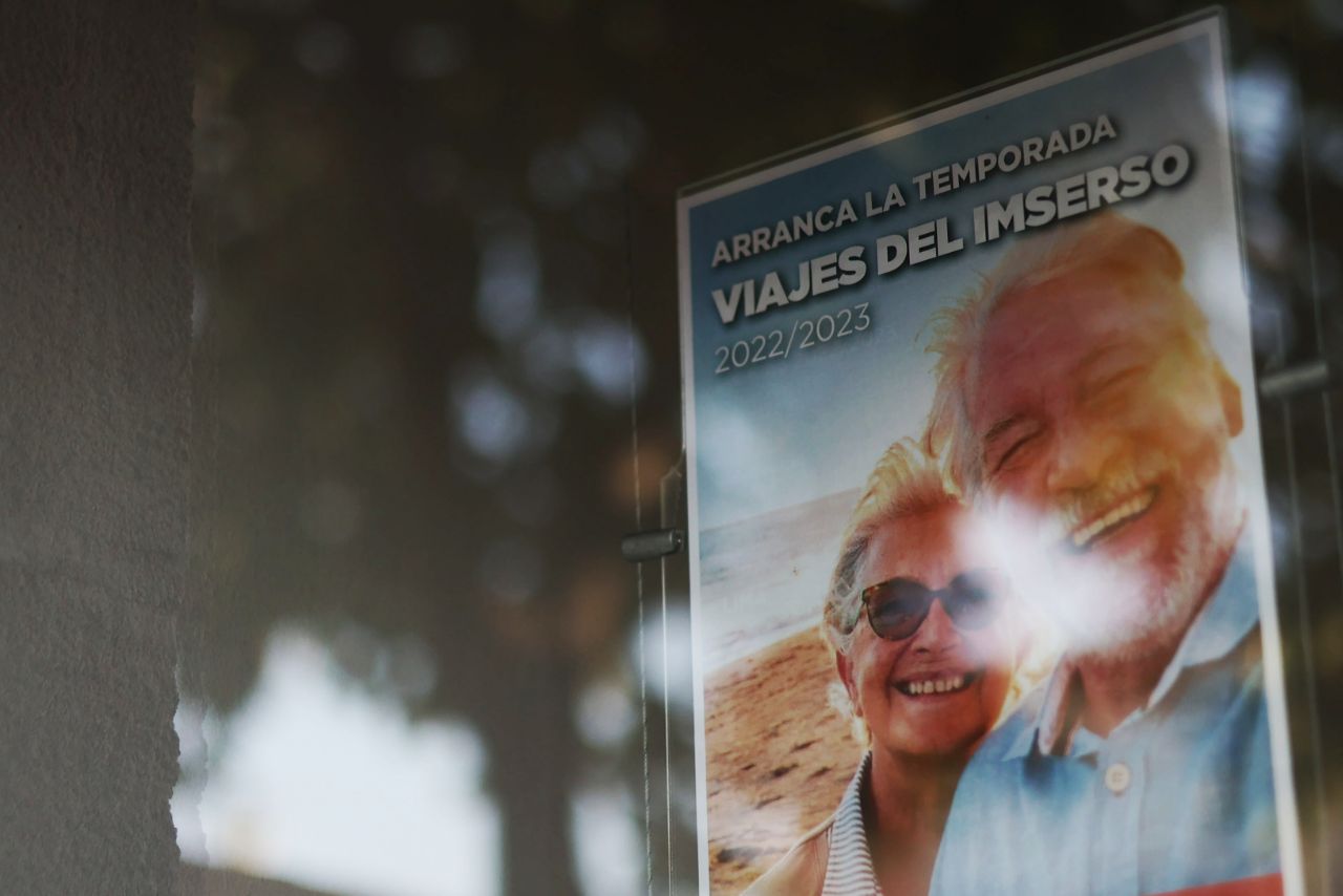 Cartel de los viajes del Imserso en el escaparate de una agencia.