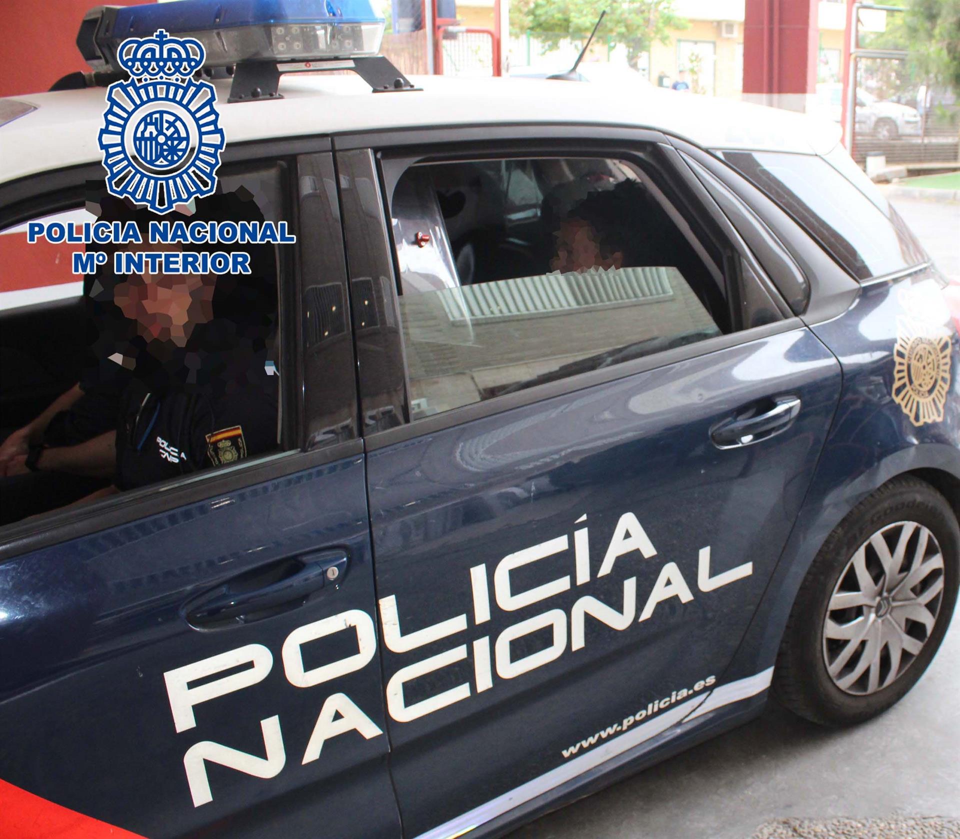 La detenida, en el vehículo policial. FOTO: POLICÍA NACIONAL.