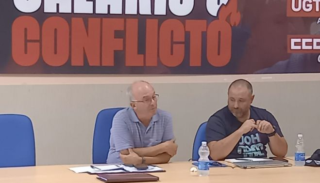 Dirigentes sindicales en una asamblea informativa.