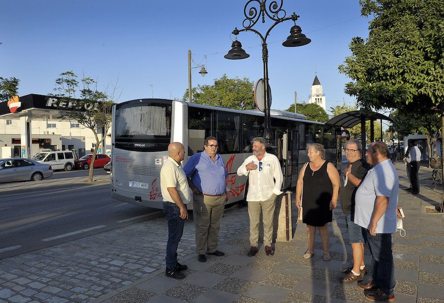 El delegado Rubén Pérez, con el nuevo autobús para el Jerez rural.