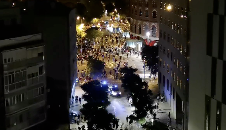 Gente corriendo tras altercados en Barcelona.