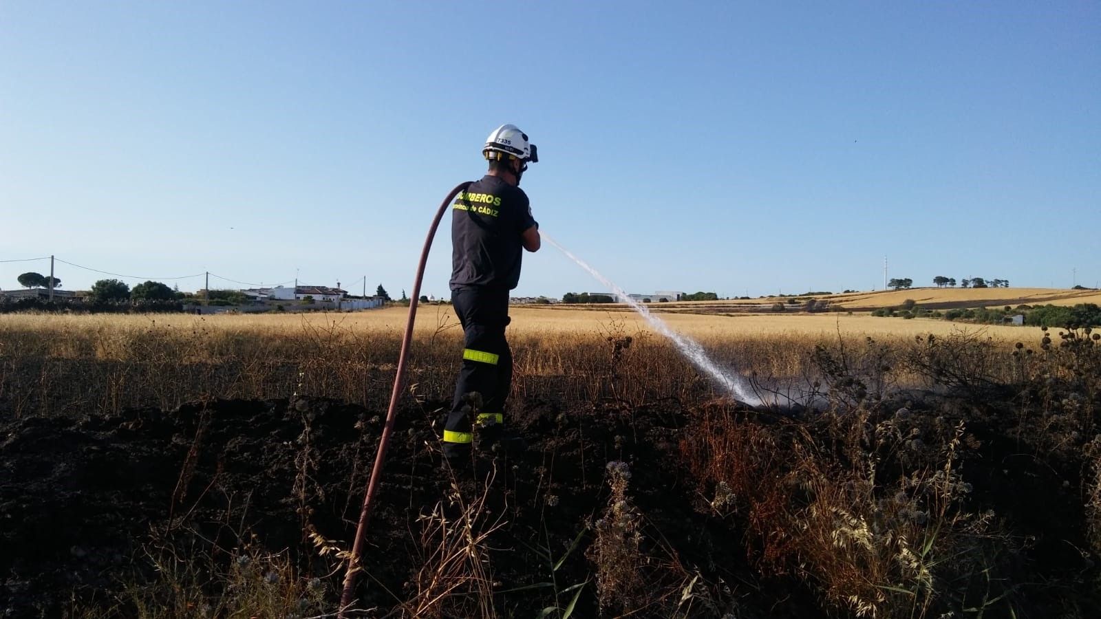 Bomberos trabajando, este pasado lunes, en la extinción de un incendio.
