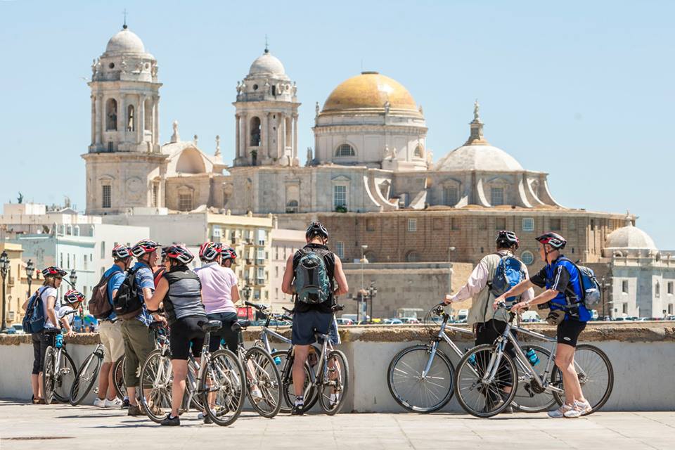 Ciclistas en la capital gaditana.