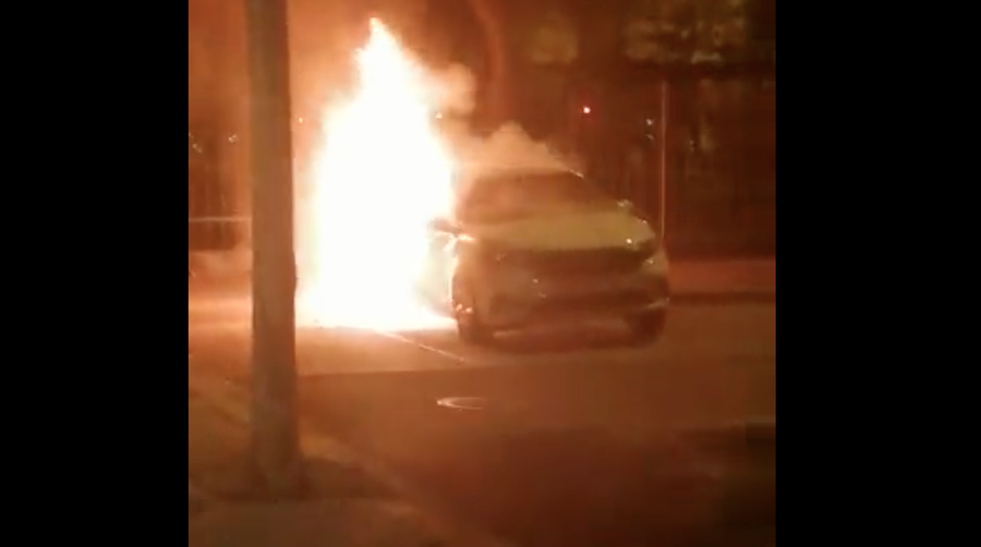 Un taxi quemado durante la huelga en Andalucía.