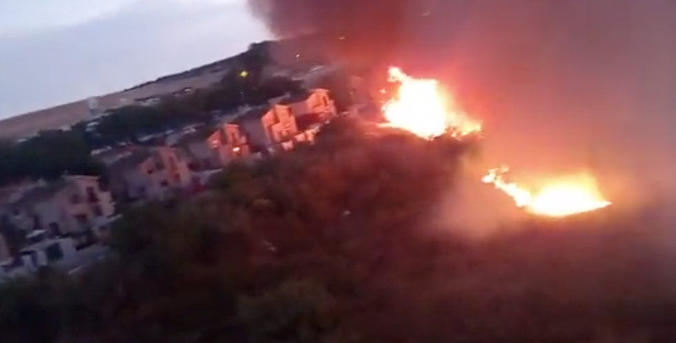 Incendios "provocados" siembran el pánico en Camas: desalojadas viviendas.