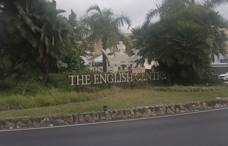 Estructuras publicitarias de un colegio privado en rotondas públicas de El Puerto. Estructuras publicitarias de un colegio privado en rotondas públicas de El Puerto.