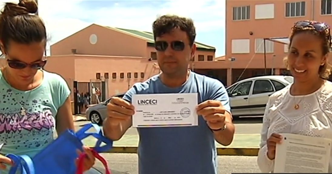 Los afectados enseñan un diploma y un cheque con más de 1.000 euros donados a la presunta ONG. FOTO: CANAL SUR TV.