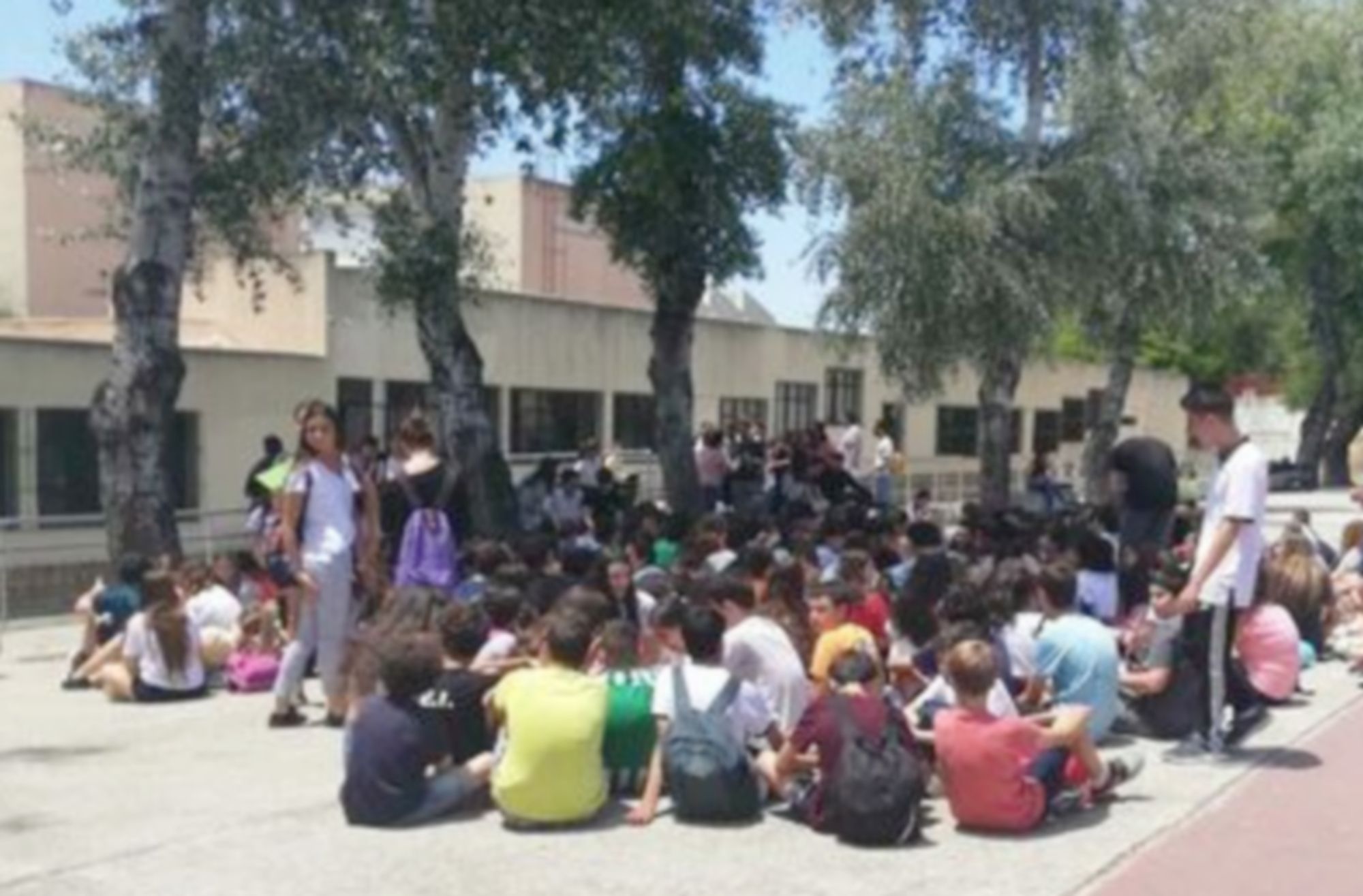 Los alumnos en el patio del IES Álvar Núñez este lunes.