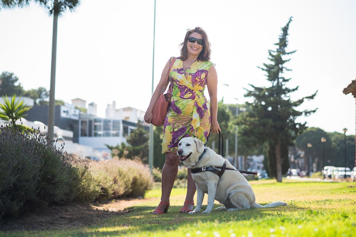 Paqui Ayllón, autora de  'La lectora ciega' junto a su perra guía Meadow. FOTO: MANU GARCÍA.