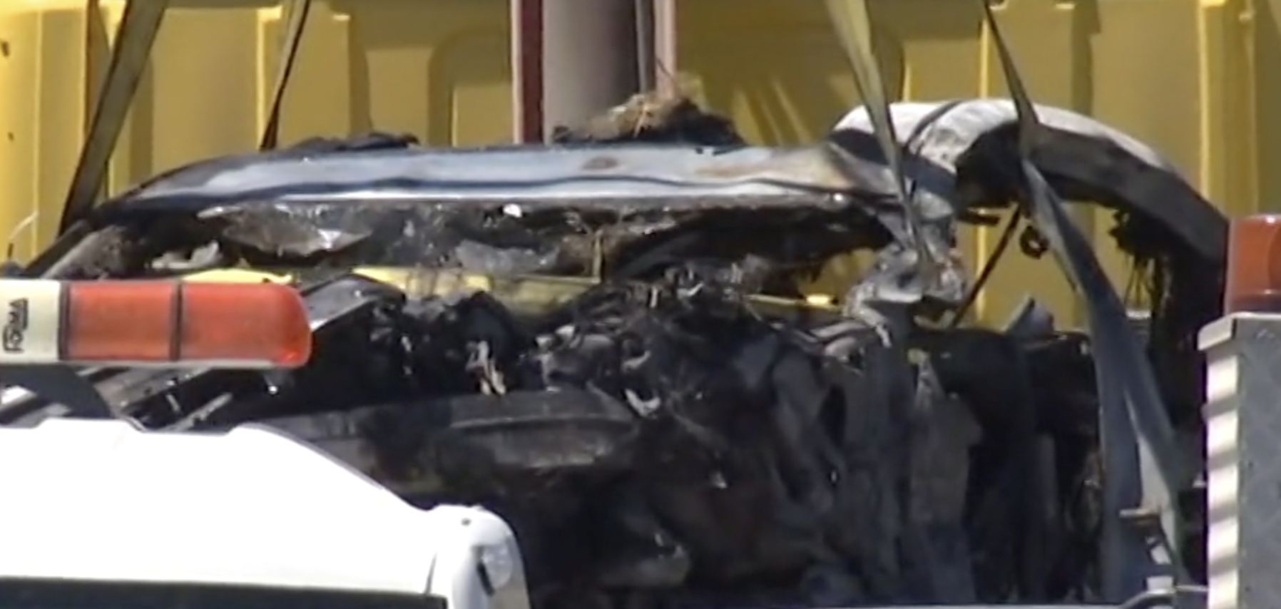 Mercedes de Reyes totalmente calcinado, en una imagen de Canal Sur.