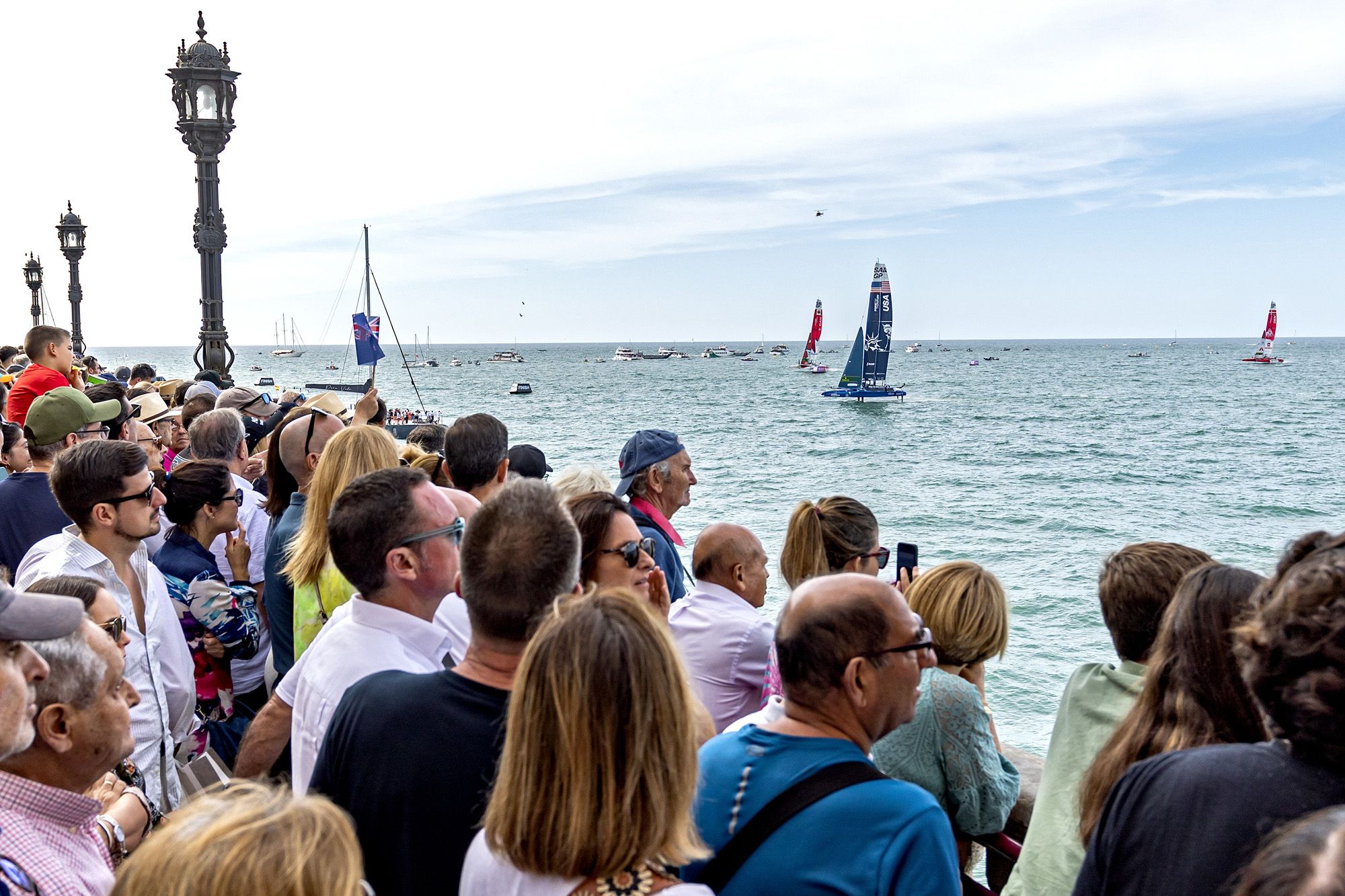 Espectadores de la primera edición gaditana, 2022, en el paseo de Santa Bárbara.  MANU GARCÍA
