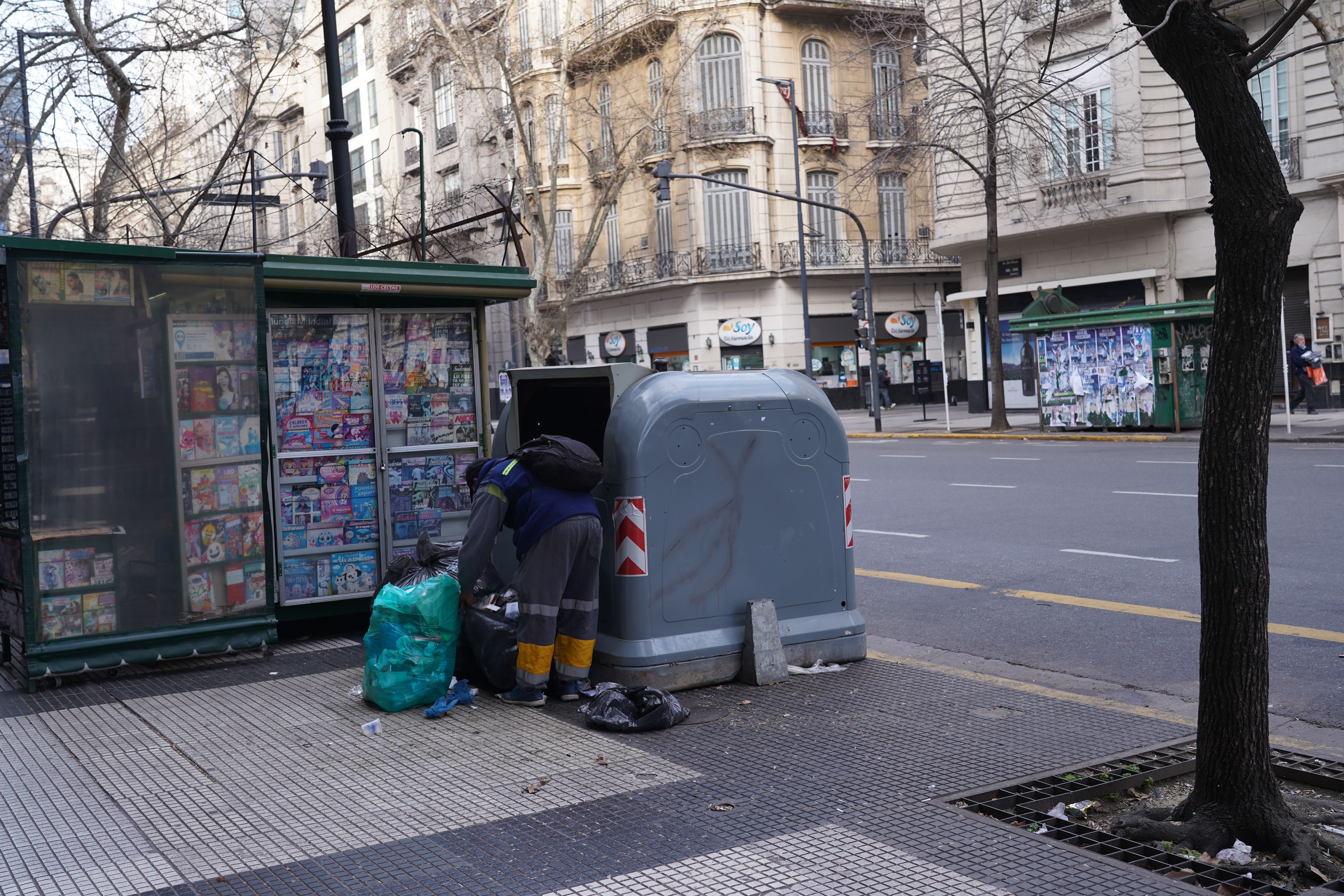 Persona buscando en la basura en una ciudad. Pablo Mtnez-Calleja, 2022