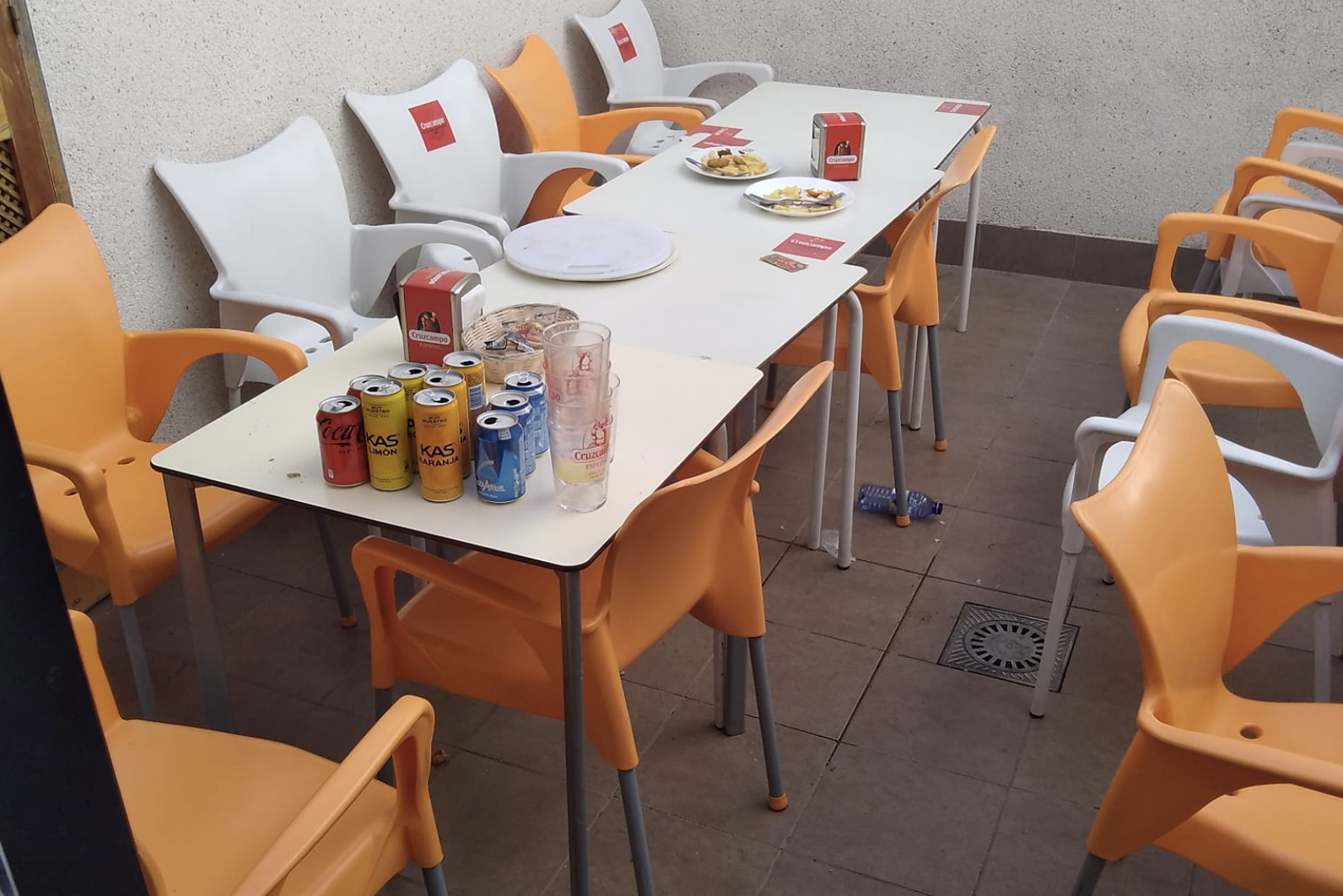 Así dejaron la mesa un grupo de adolescentes en un bar de Sevilla.