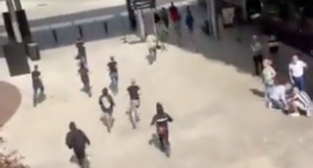 El grupo de encapuchados, en busca de los aficionados del Castellón.