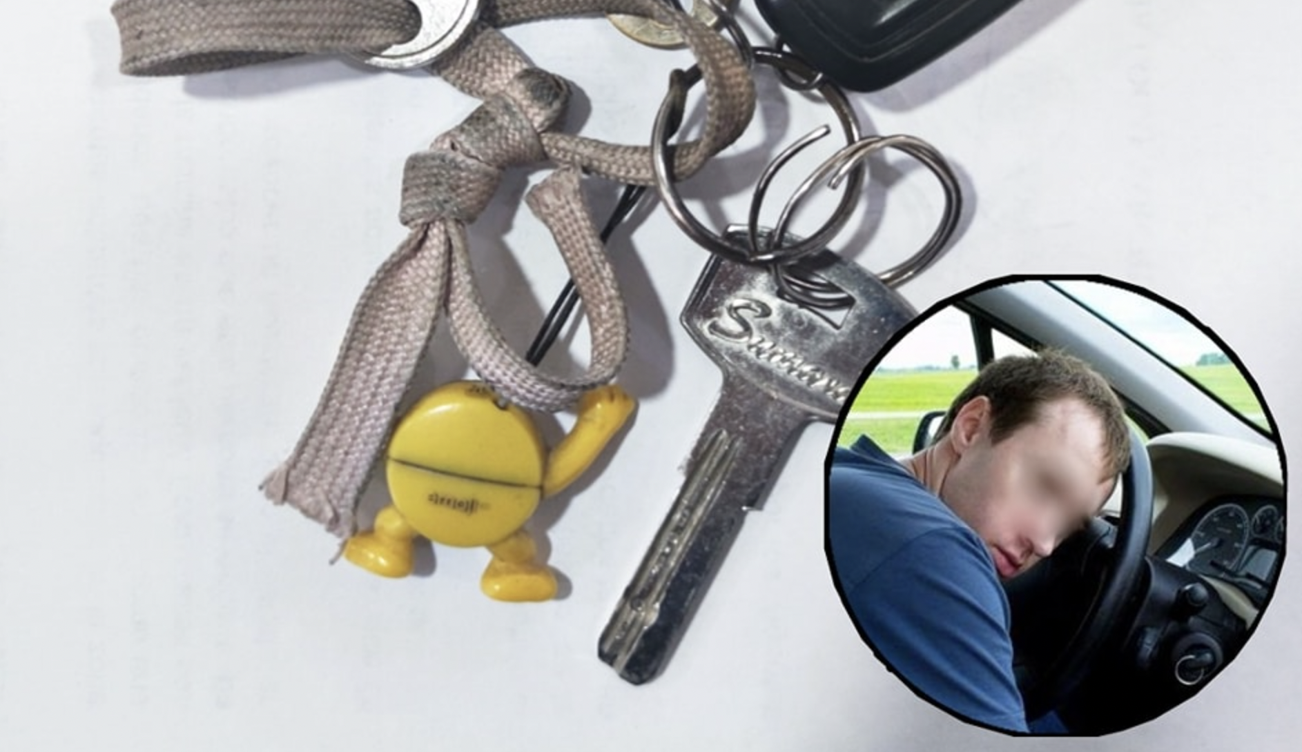 Dos agentes de la Policía Local quitan las llaves a un hombre que se disponía a conducir ebrio en Chipiona. 