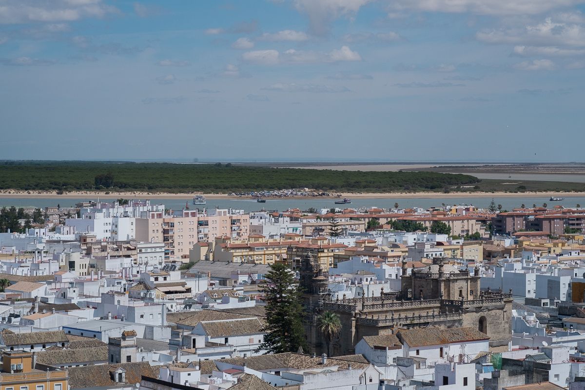 Vistas de Sanlúcar con Doñana al fondo. FOTO: MANU GARCÍA