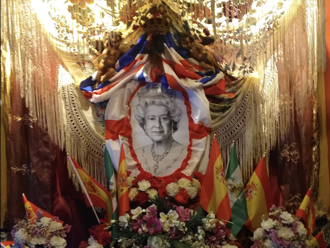 Imagen del altar que ha dedicado a Isabel II el bar El Garlochí de Sevilla.
