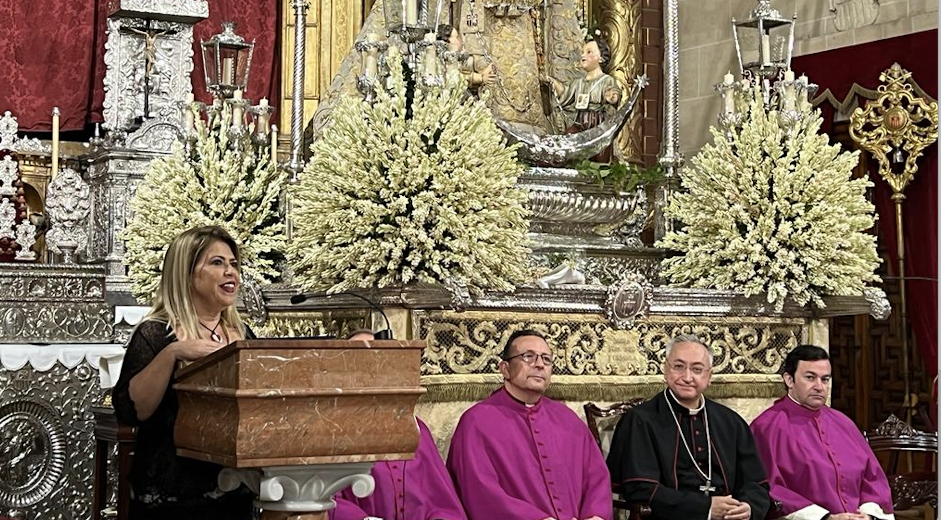 La alcaldesa durante la renovación del voto ante el paso de La Merced y junto a monseñor José Rico, el pasado sábado.