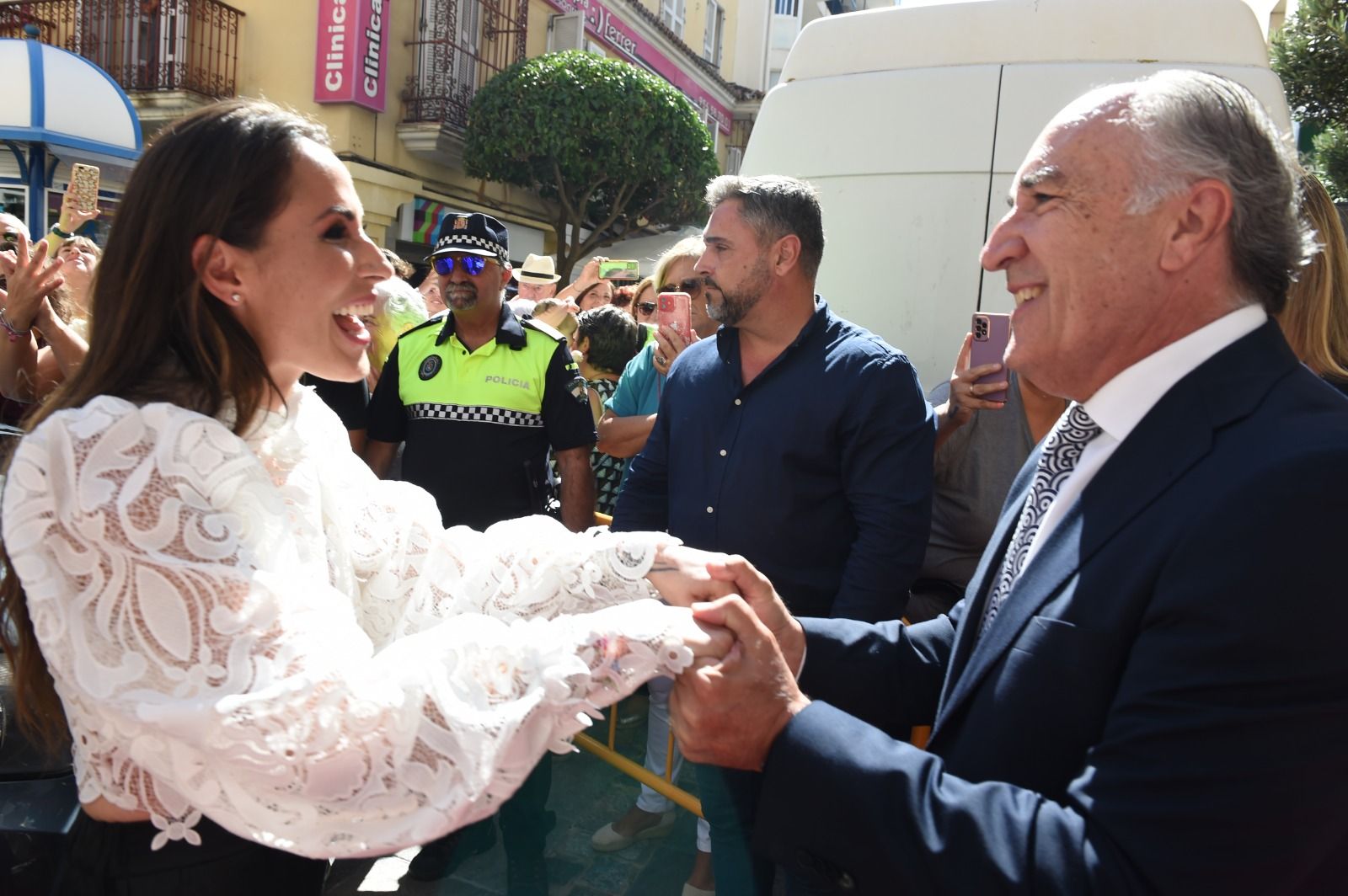 Malú saluda al alcalde a su llegada al Ayuntamiento. PRENSA ALGECIRAS