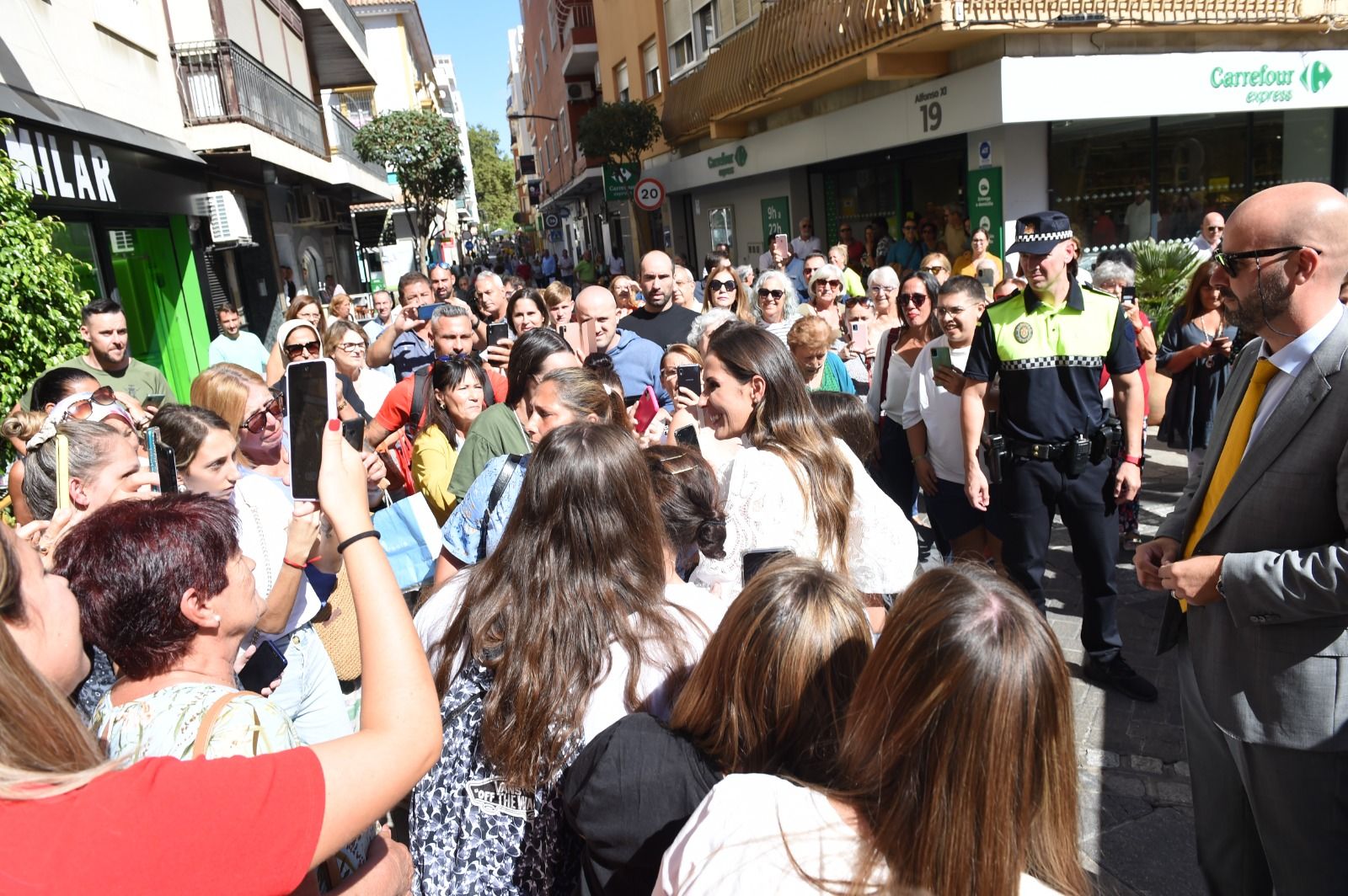 La presencia de la cantante congregó numeroso público. PRENSA ALGECIRAS
