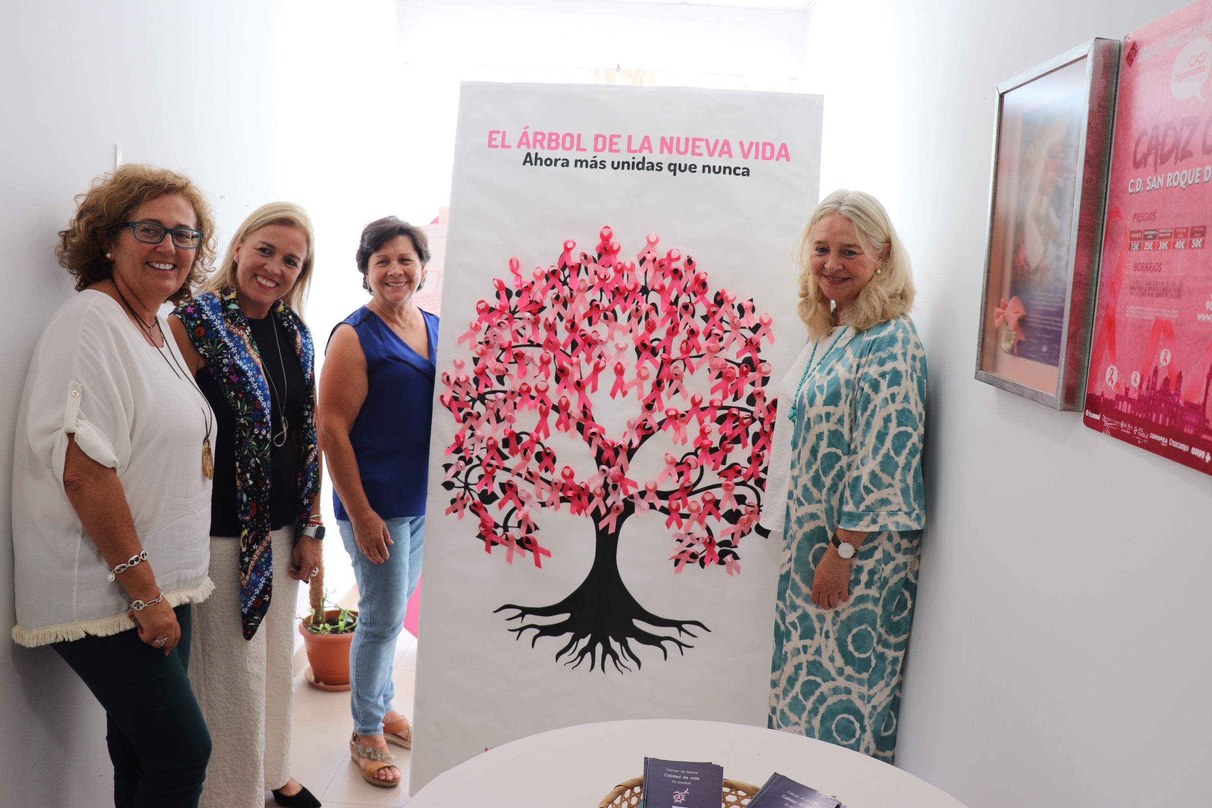 La Junta busca más colaboración con Agamama, la Asociación Gaditana contra el Cáncer de Mama