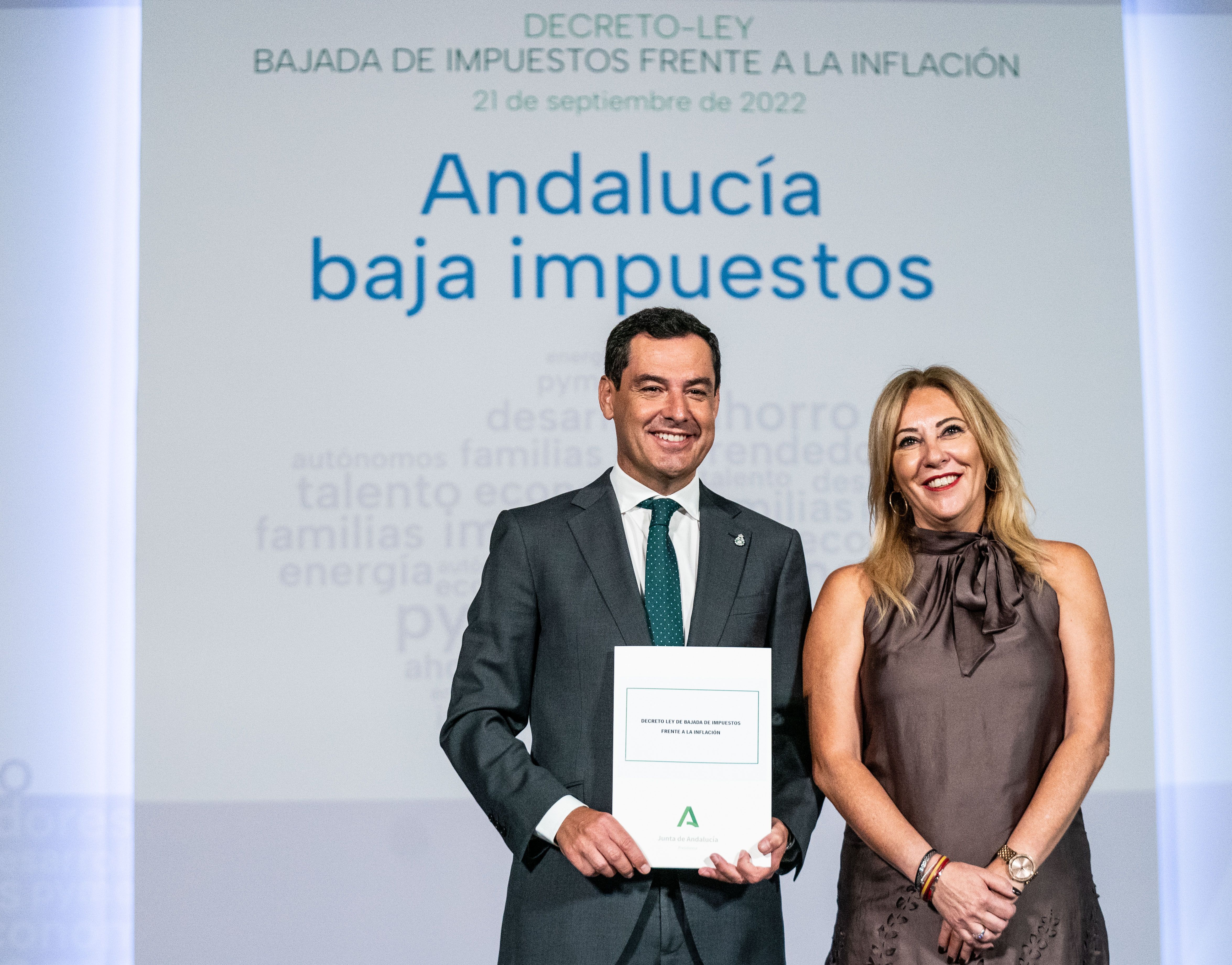 Moreno durante la firma de bajada de impuestos.