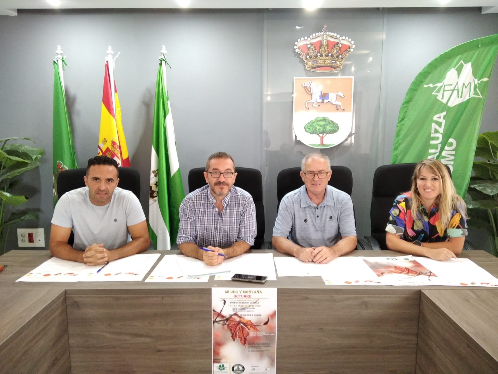 Lina Quesada, con el alcalde Puerto Serrano, en rueda de prensa.