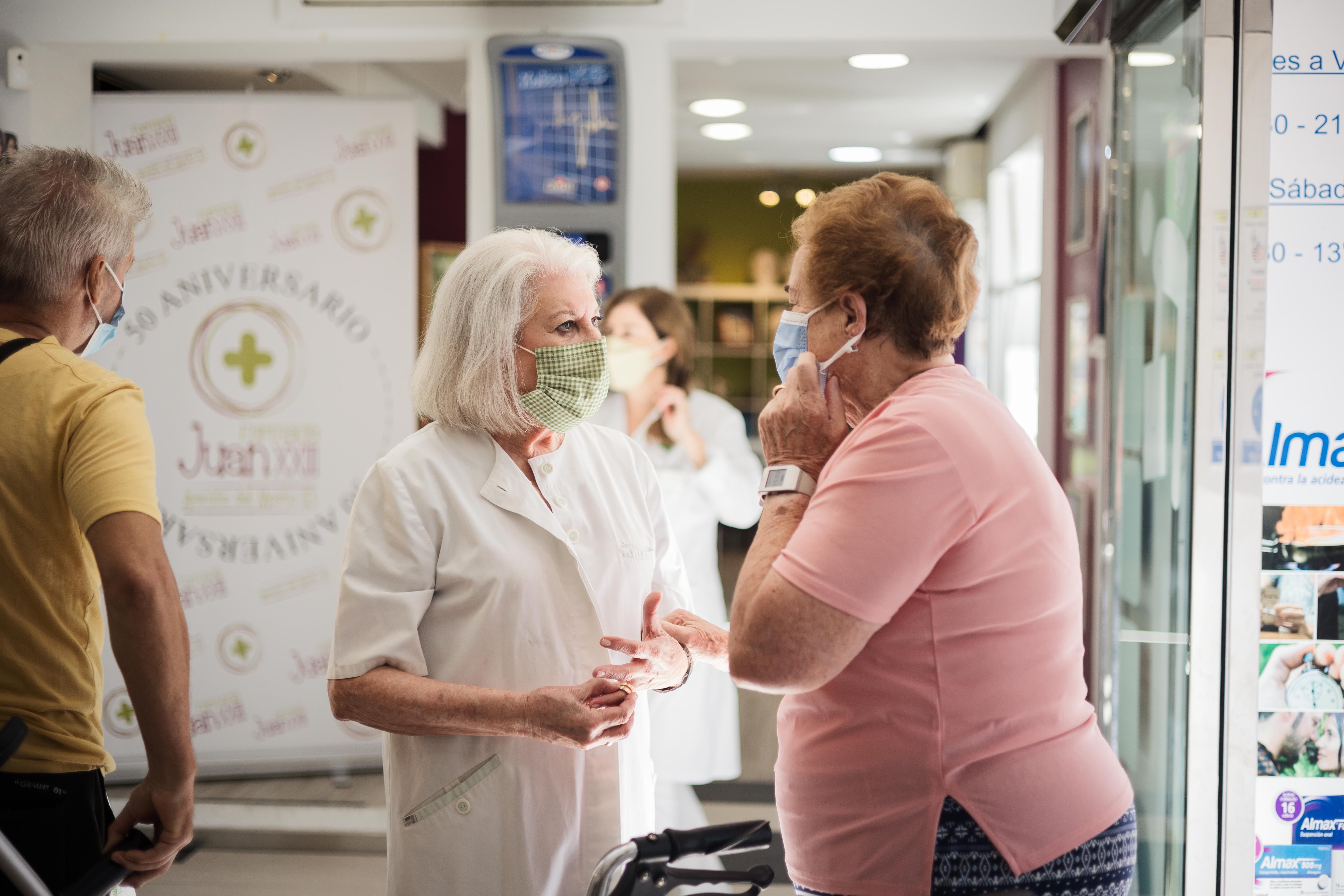 Interior de una farmacia, donde las mascarillas siguen siendo obligatorias.