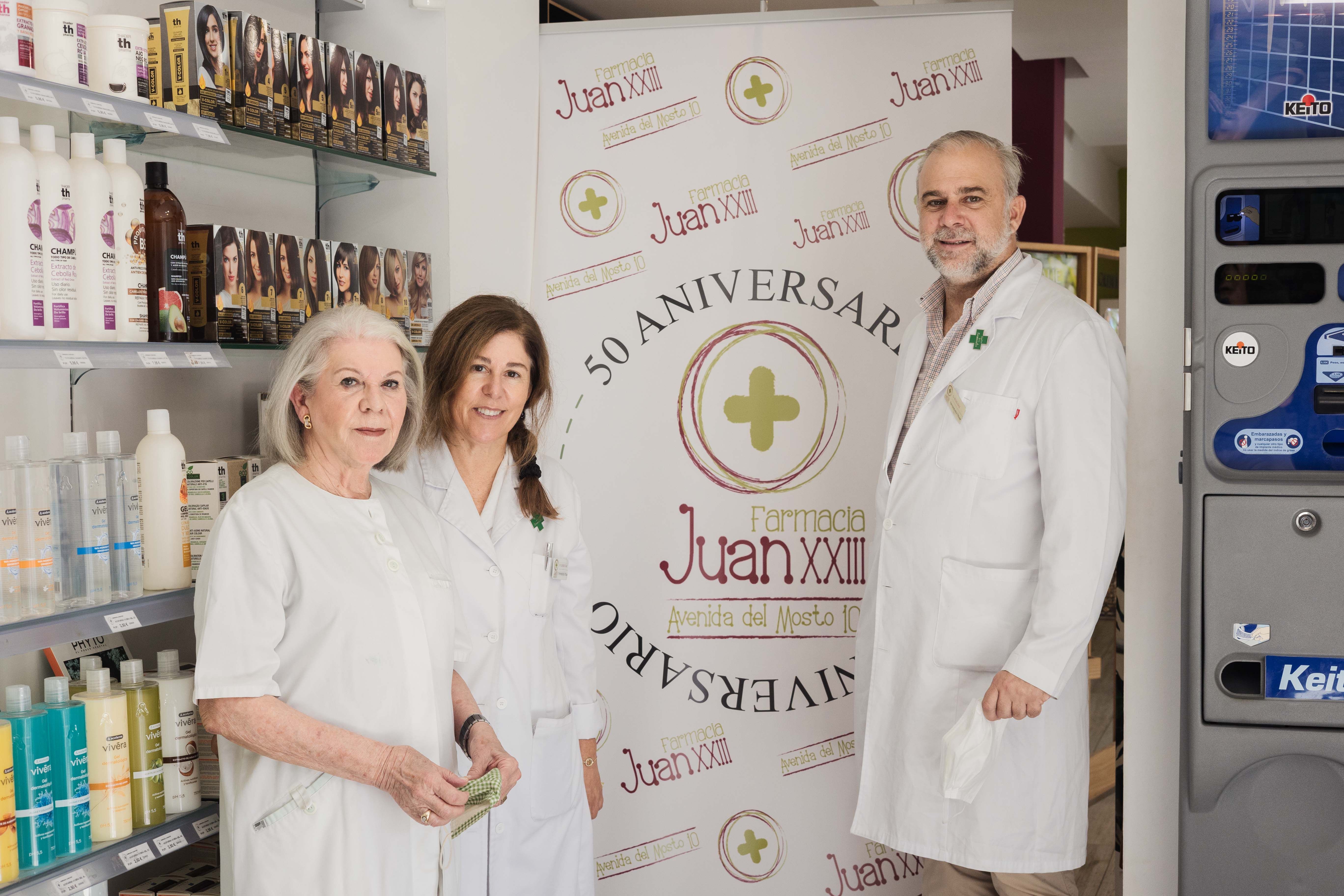 Los actuales dueños de la farmacia Juan XXIII, Lourdes y Jesús Díaz, junto a su madre y fundadora del negocio, María Lourdes.