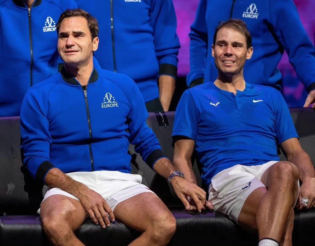 Los hombres también lloran. La ya icónica foto de Federer y Nadal, en la despedida del tenis del suizo.