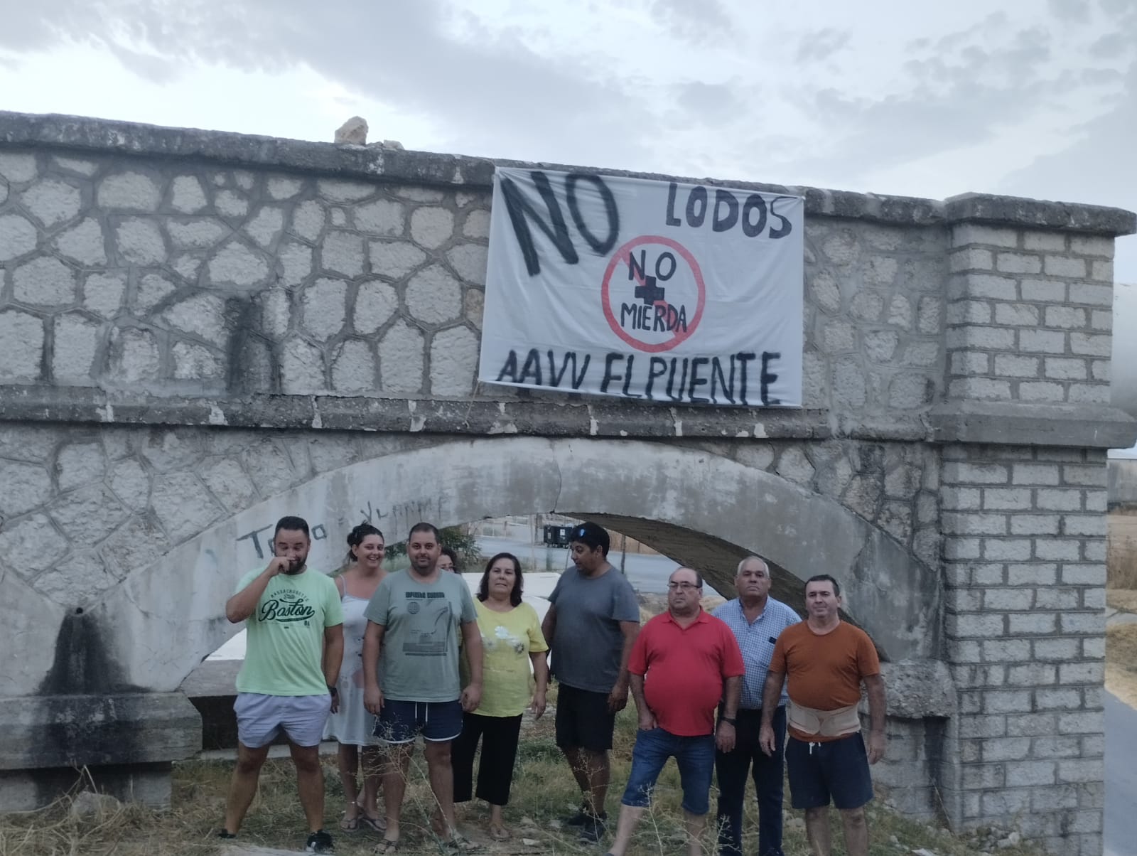 Protesta de los vecinos contra la instalación de la planta de gestión de lodos en San José del Valle. Protesta de los vecinos contra la instalación de la planta de gestión de lodos en San José del Valle.