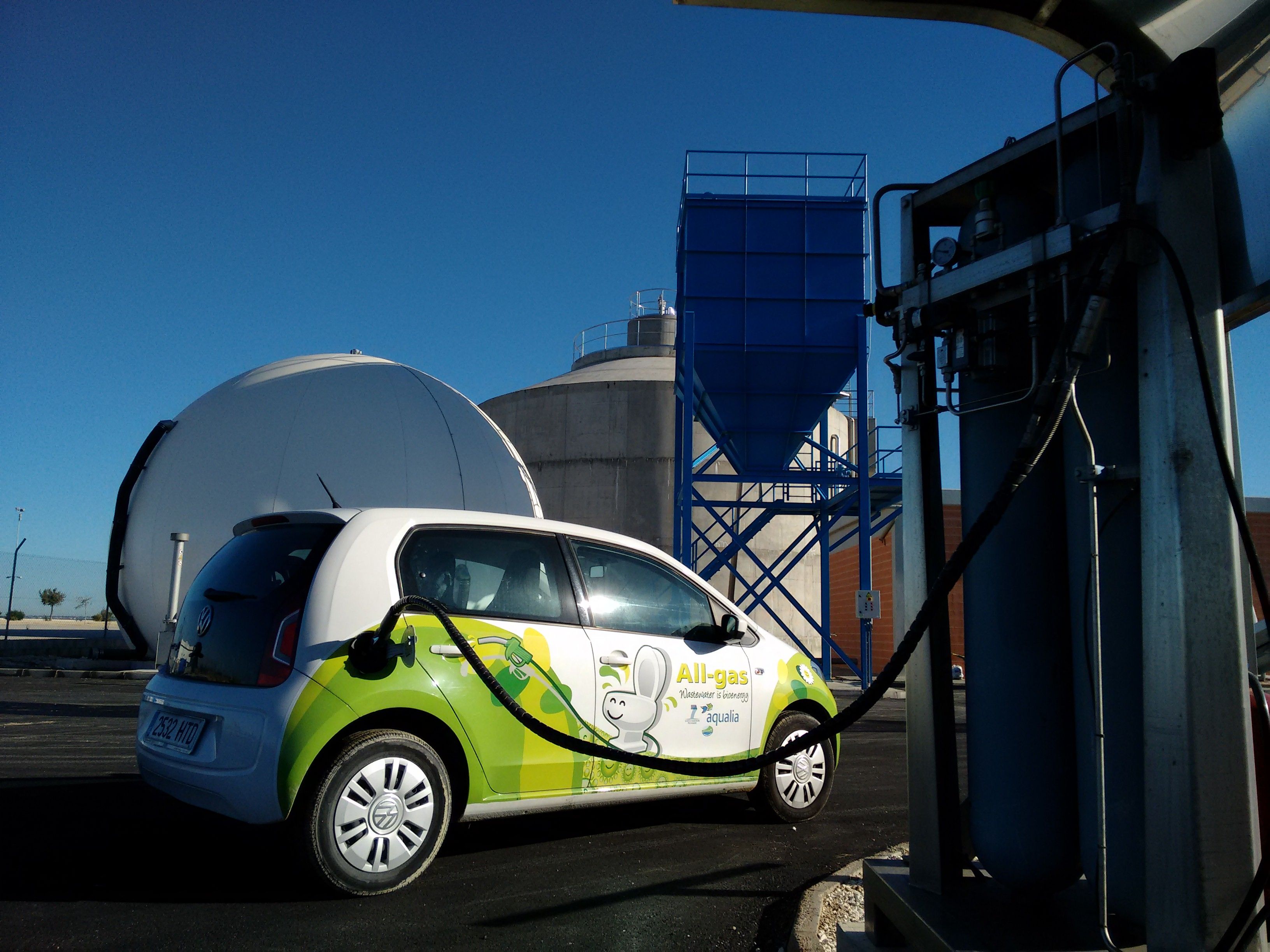 Repostaje biogás AllGas en Chiclana, uno de los proyectos de Aqualia. Repostaje biogás AllGas en Chiclana, uno de los proyectos de Aqualia.