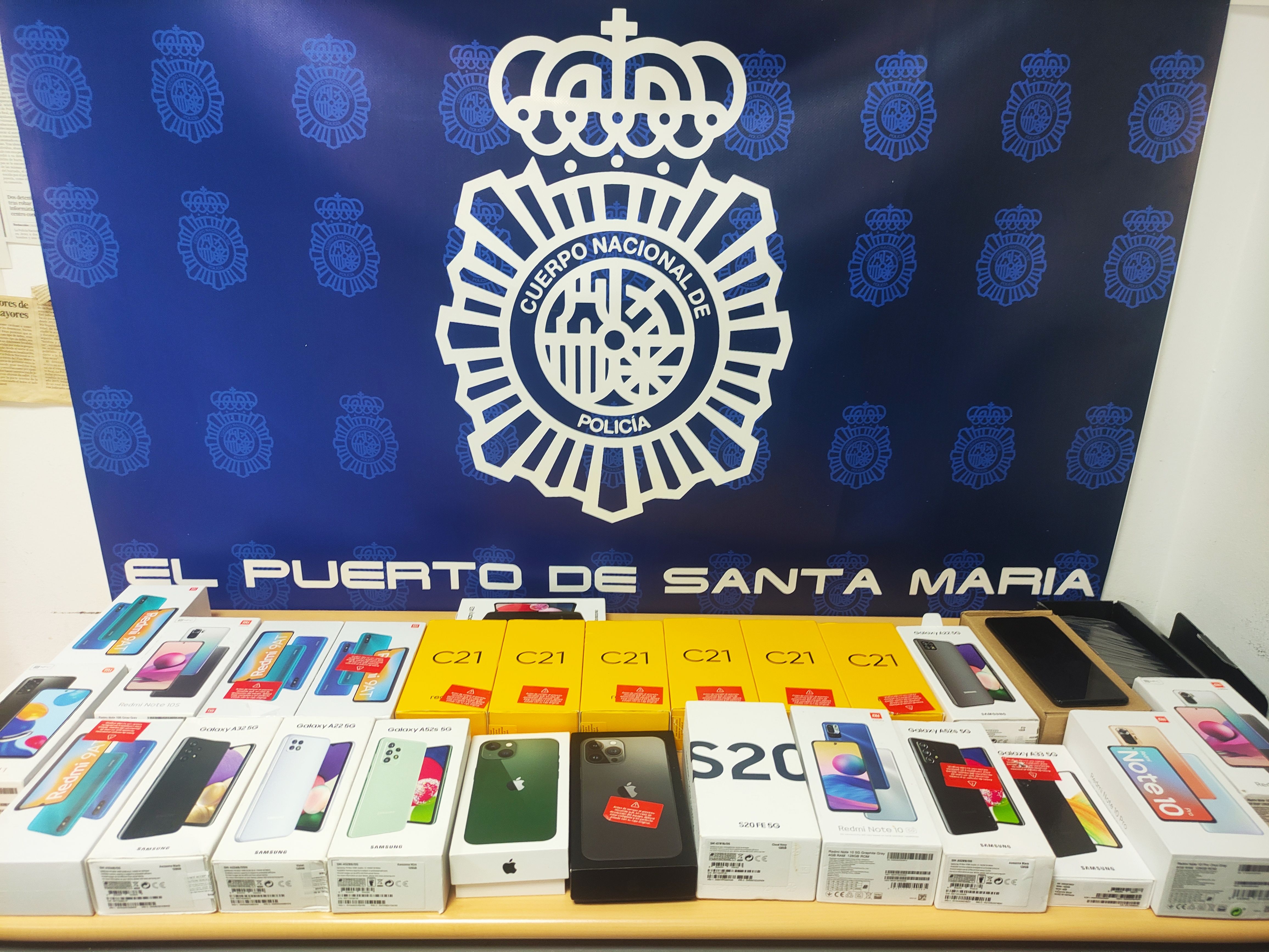 Imagen de los smartphones que habían sido sustraídos por el trabajador de una empresa de transportes en Puerto Real.