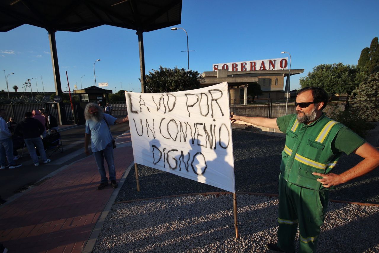 Huelga indefinida en el Marco de Jerez: rota toda posibilidad de acuerdo. Protesta ante las bodegas González Byass, este martes.