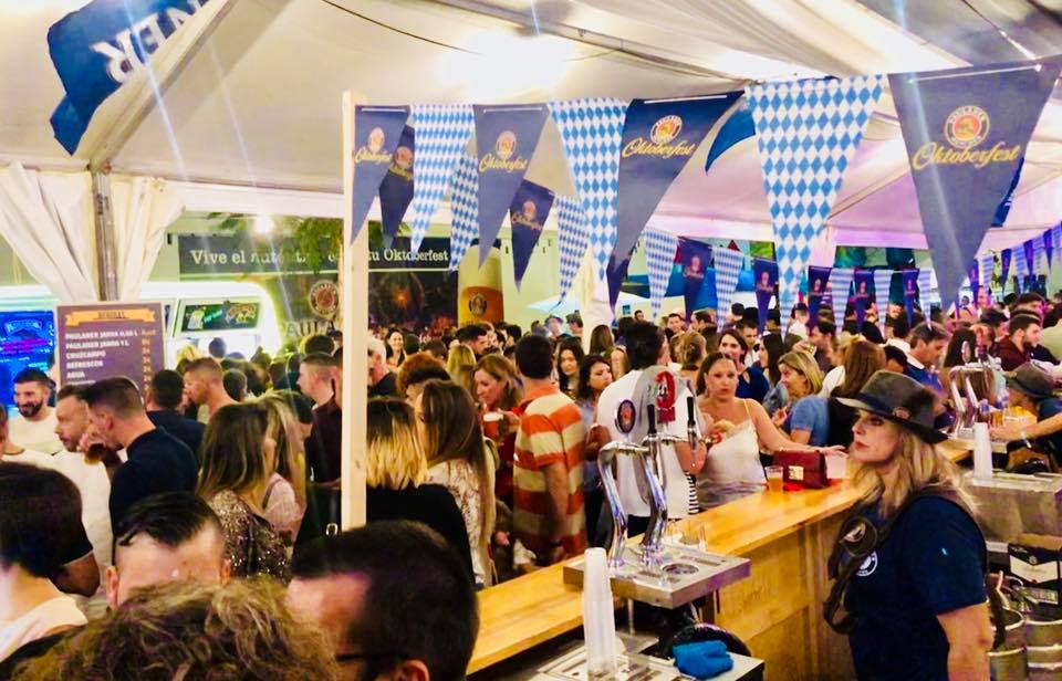 Una edición pasada de Oktoberfest en Chiclana con degustación de cerveza. Una edición pasada de Oktoberfest en Chiclana con degustación de cerveza.