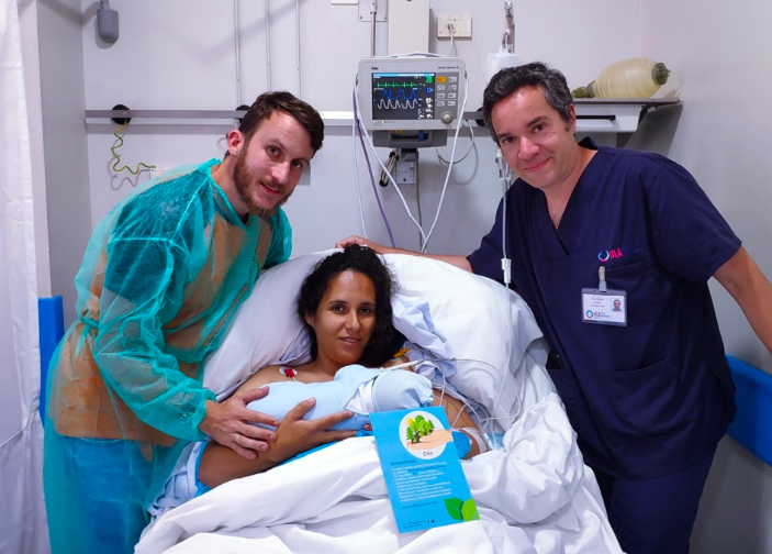 Una pareja que acaban de ser padres, colaborando en  la iniciativa del grupo HLA. FOTO: GRUPO HLA. 