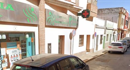 Farmacia en La Línea donde una trabajadora sufrió una agresión. 