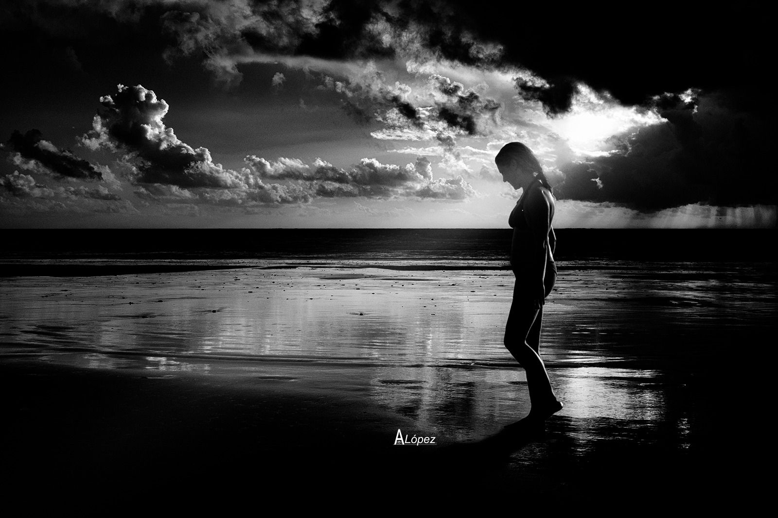 El futuro pertenece a los patriotas. Chica en la playa, en una imagen de Ángel López Glez.