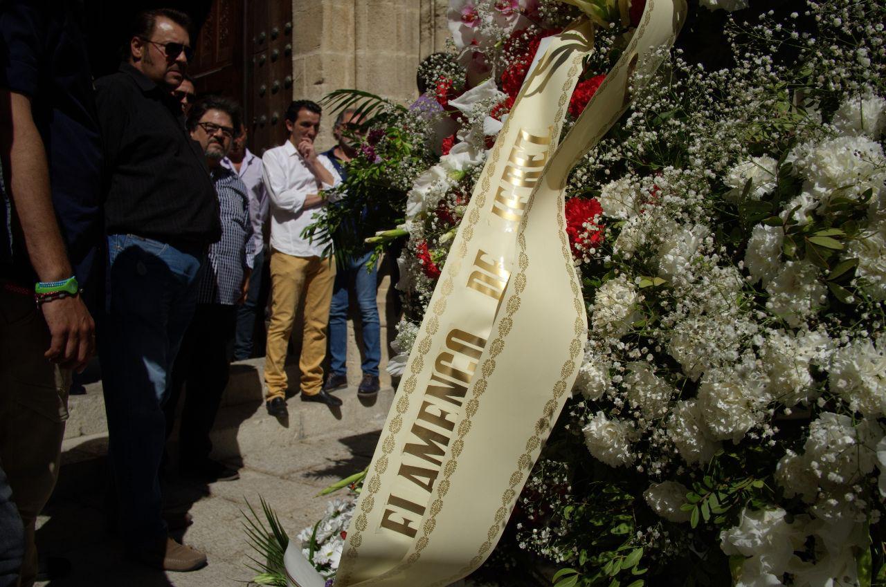 Corona del mundo del flamenco dedicada a la llegada del féretro a Santiago. FOTO: MANU GARCÍA