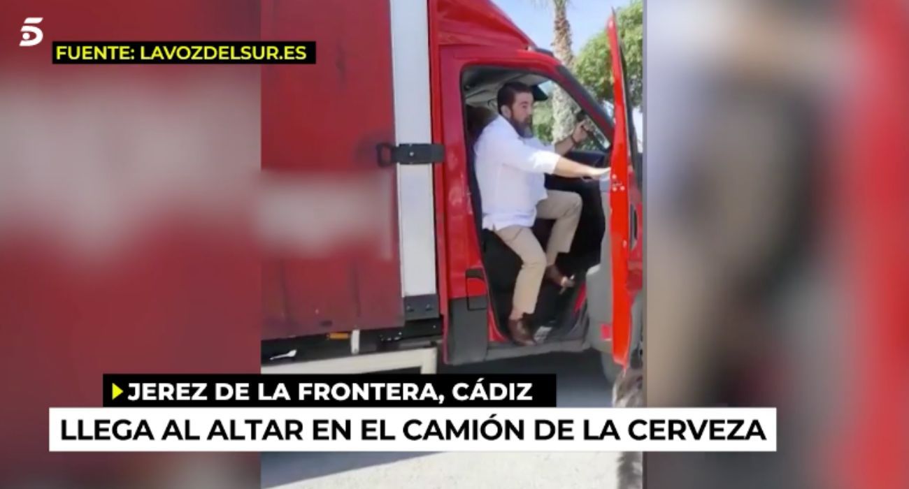 Telecinco se ha hecho eco de la original llegada de un novio de Jerez a su boda.