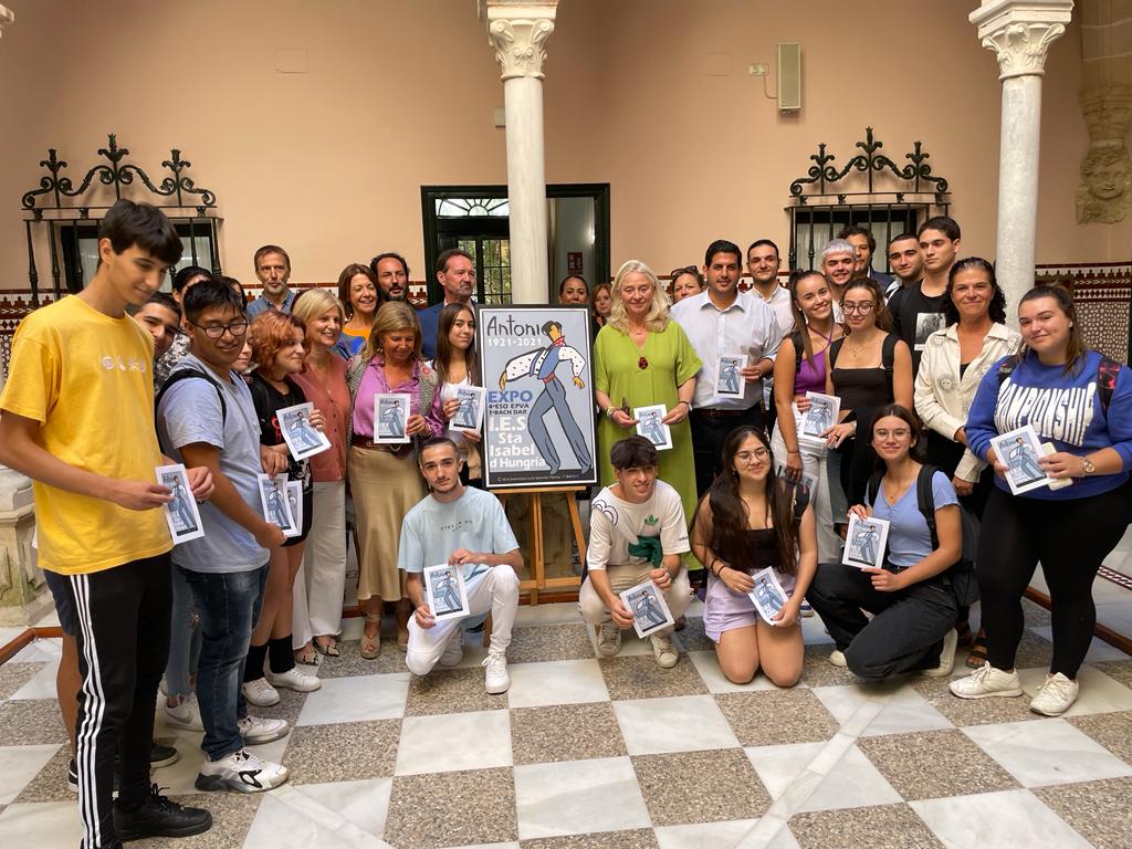 La mirada artística de los alumnos del IES Santa Isabel de Hungría sobre Antonio El Bailarín. En la imagen, Colombo junto a los participantes, en la inauguración de la muestra en el CADF.