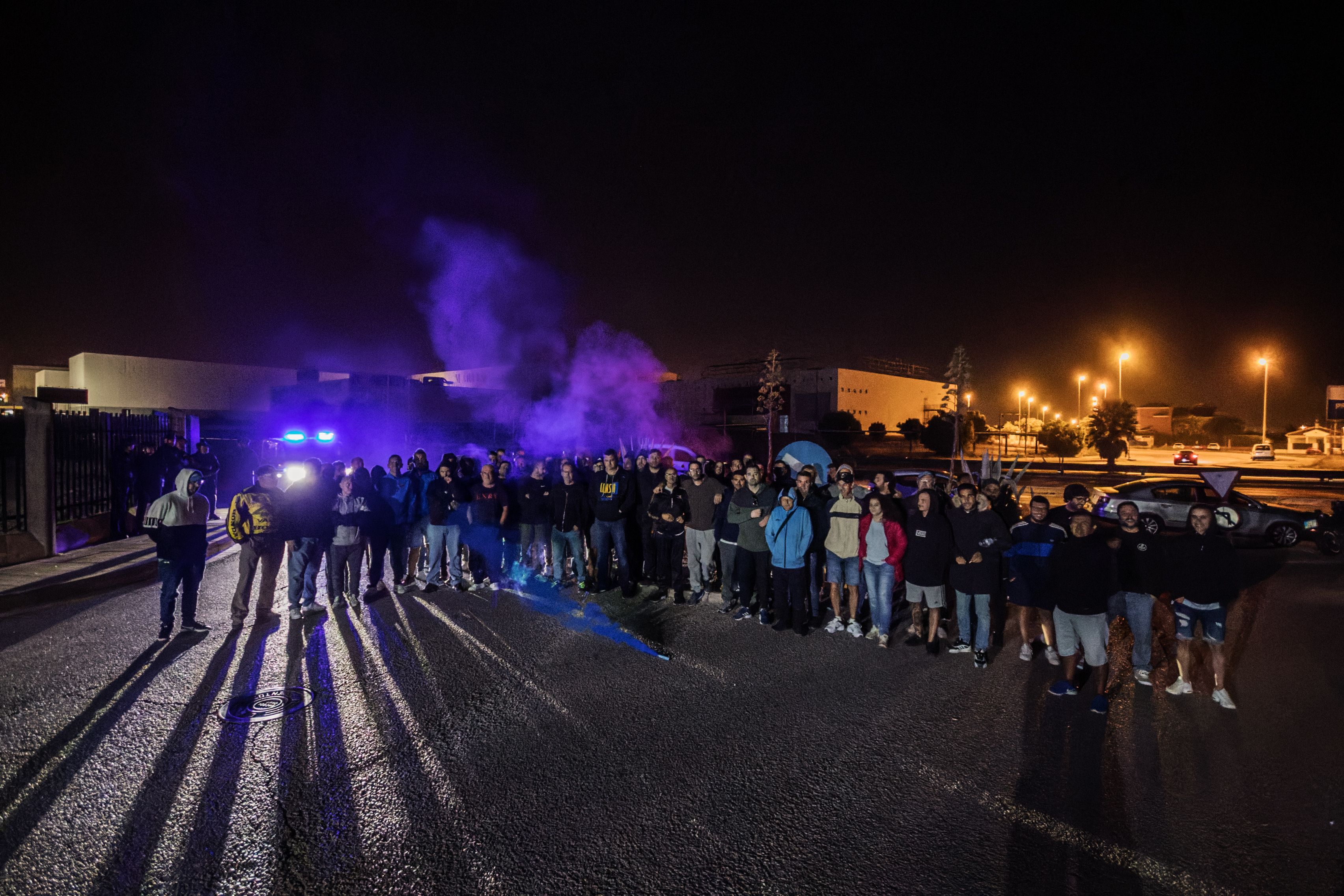 Trabajadores de la vid concentrados esta madrugada ante una bodega.