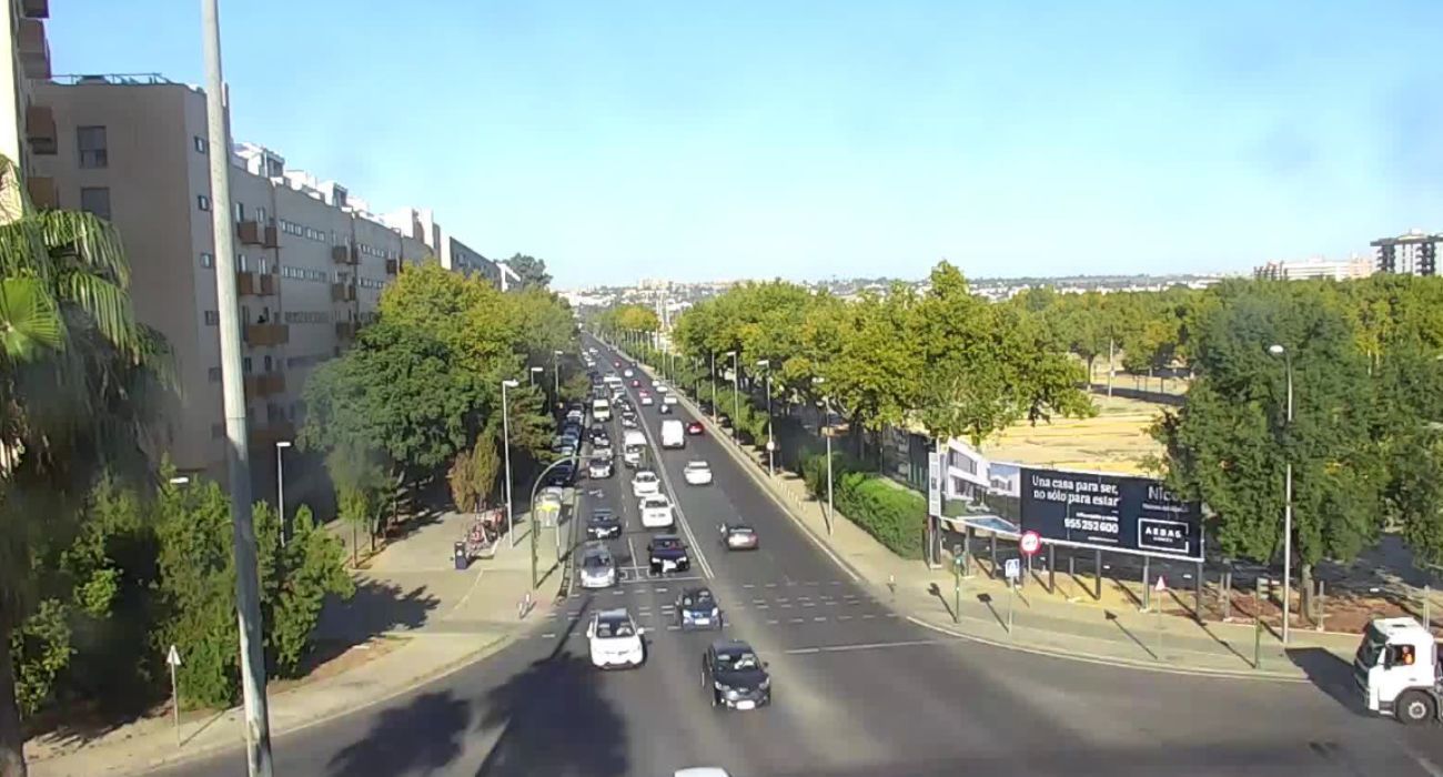 Una imagen del tráfico intenso en Sevilla.   @TRAFICO_SEVILLA