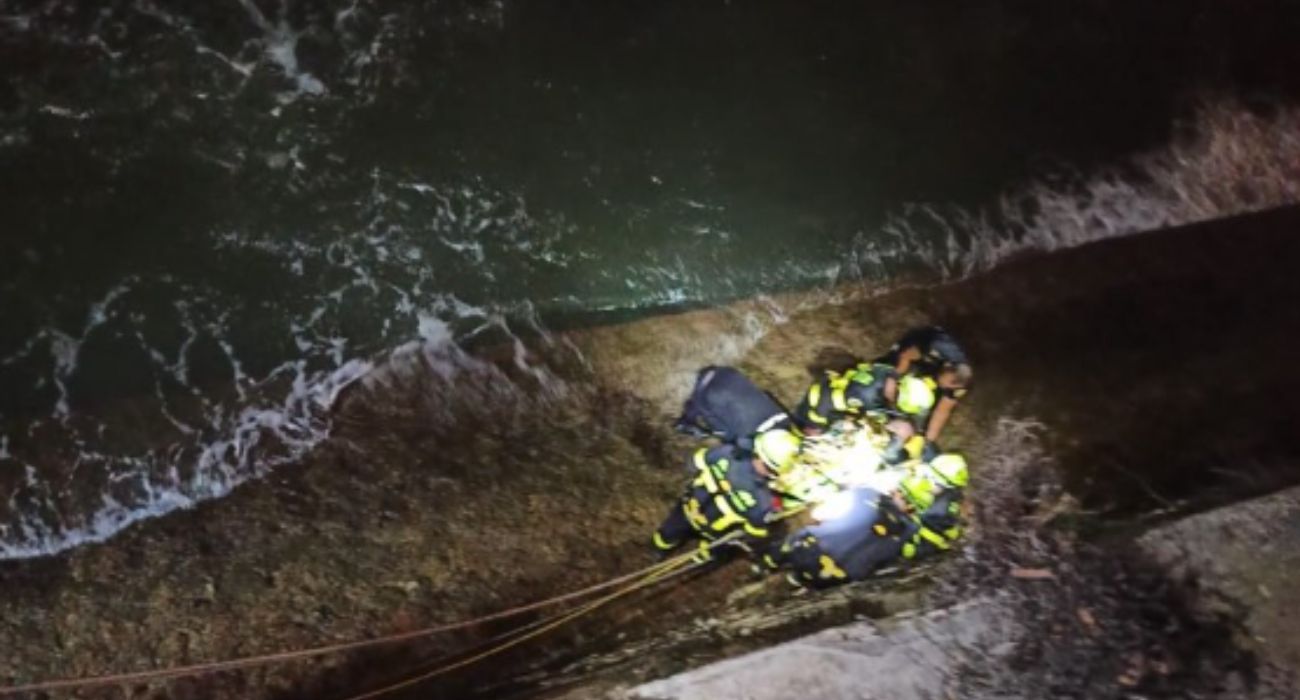 Una imagen del impresionate rescate de un hombre caído al mar en Cádiz. 