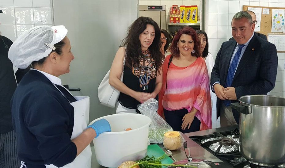 La consejera Rocío Ruiz visita las cocinas del centro de menores jerezano.